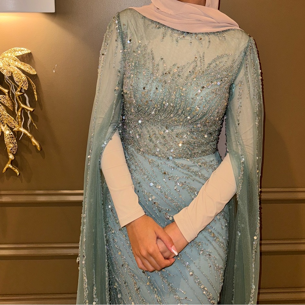 Serene Hill Luxury Evening Dress, Size 4, Turquoise